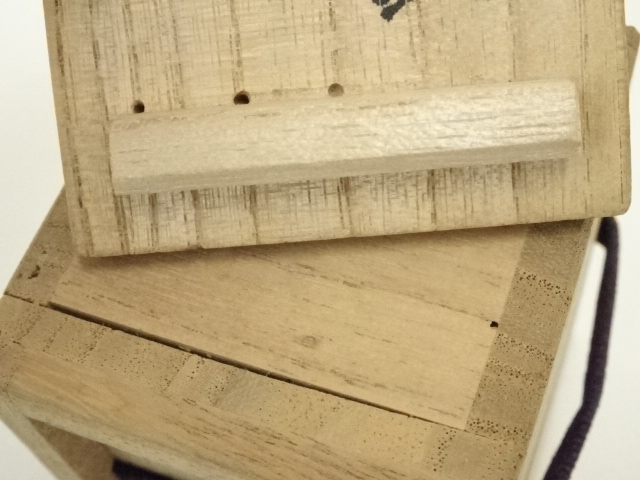  栄山造　青磁丑香合（保護箱）